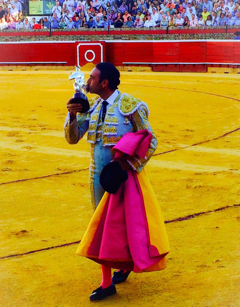 toroslamerced's tweet photo. Sentido y sincero homenaje de #Huelva a @EPonceOficial ahora que cumple 25 años como matador de toros. Felicidades!!! http://t.co/ux7pM89AmH