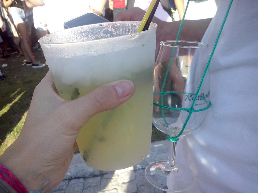 EvaMad11's tweet photo. Mojitos y vino para bajar la tortilla de ayer :P #FestadoAlbariño2015 http://t.co/PUwx1UO4GD