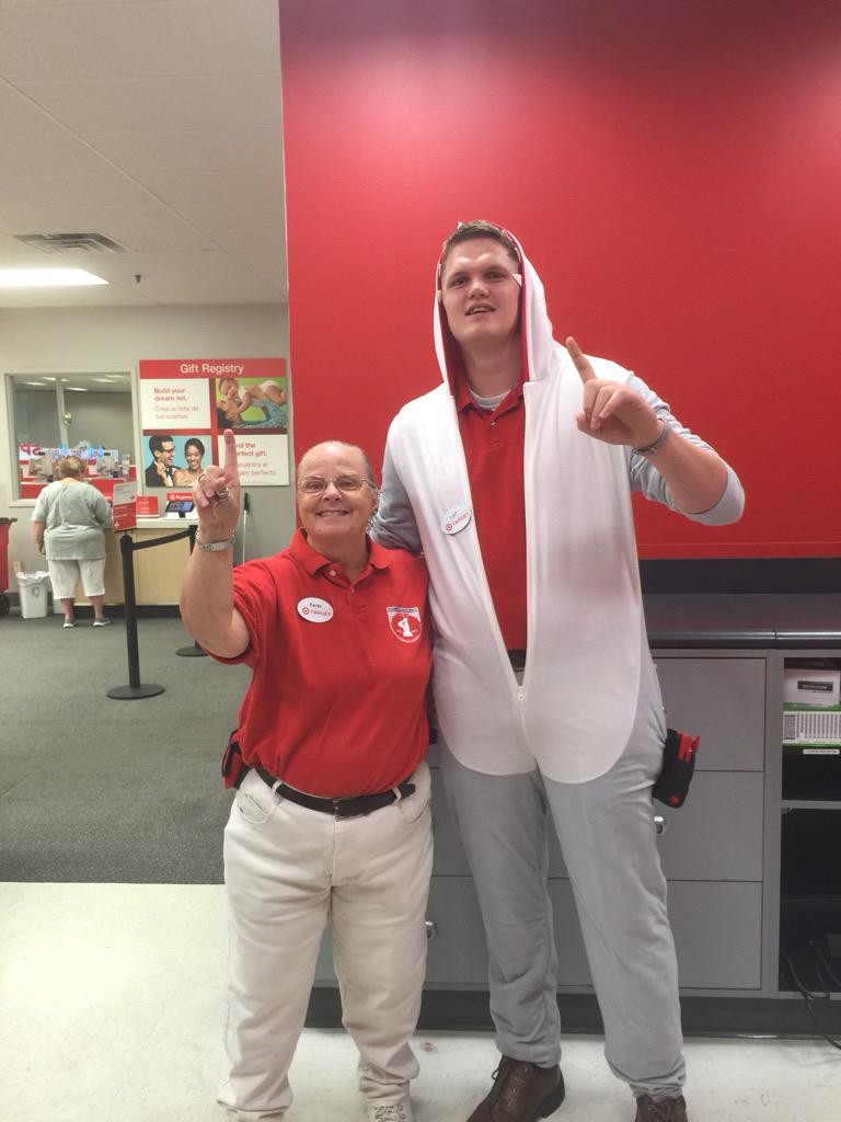 Started off strong driving REDcards on a Saturday! S/o to Karen for the outfit selection. #DressTheExec #CardShark