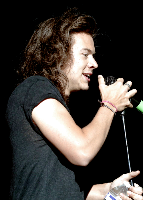 AreNotFriends's tweet photo. Indianapolis, 7/31 #harrystyles #OTRAIndianapolis #OneDirection http://t.co/mzwb3ufkjp