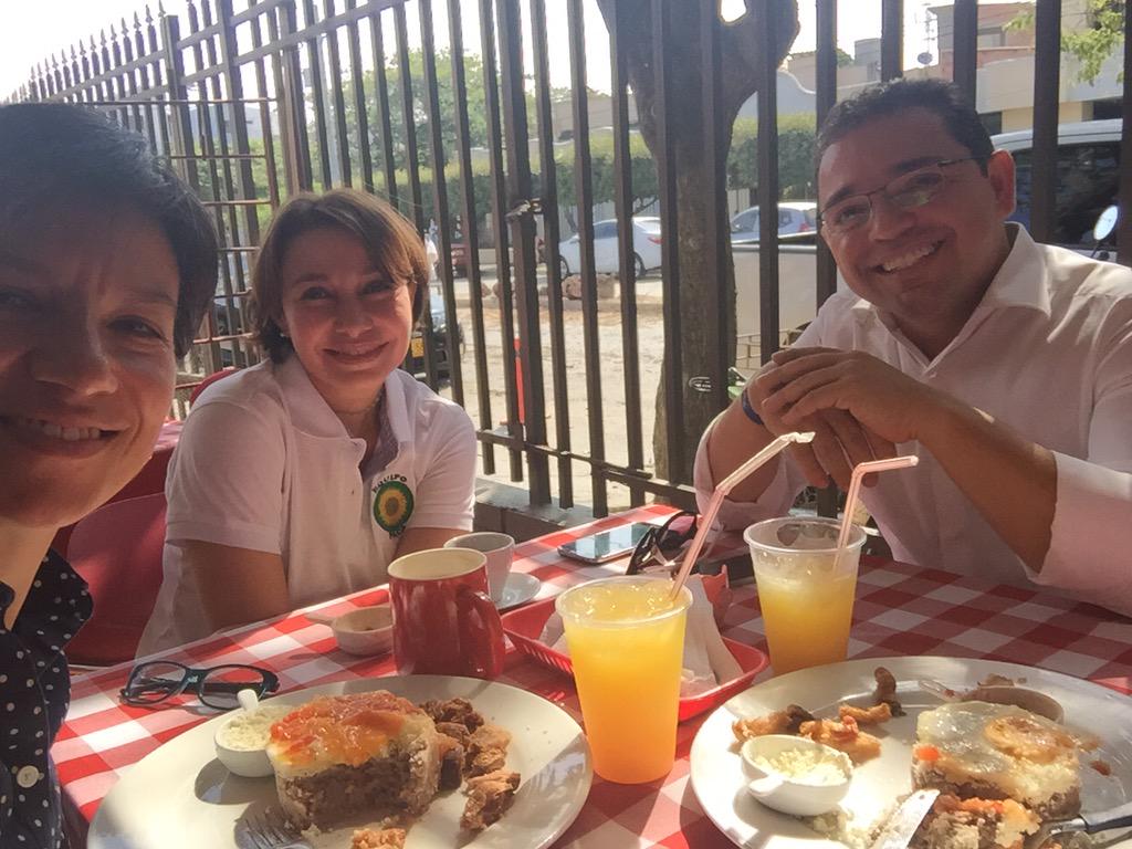 ClaudiaLopez's tweet photo. Placeres de vida! Desayunar cayeye y chicharrón con nuestro #CandidatosSelloVerde @mrafael70 #SantaMartaEstáCambiando http://t.co/SxkiEzr4mu