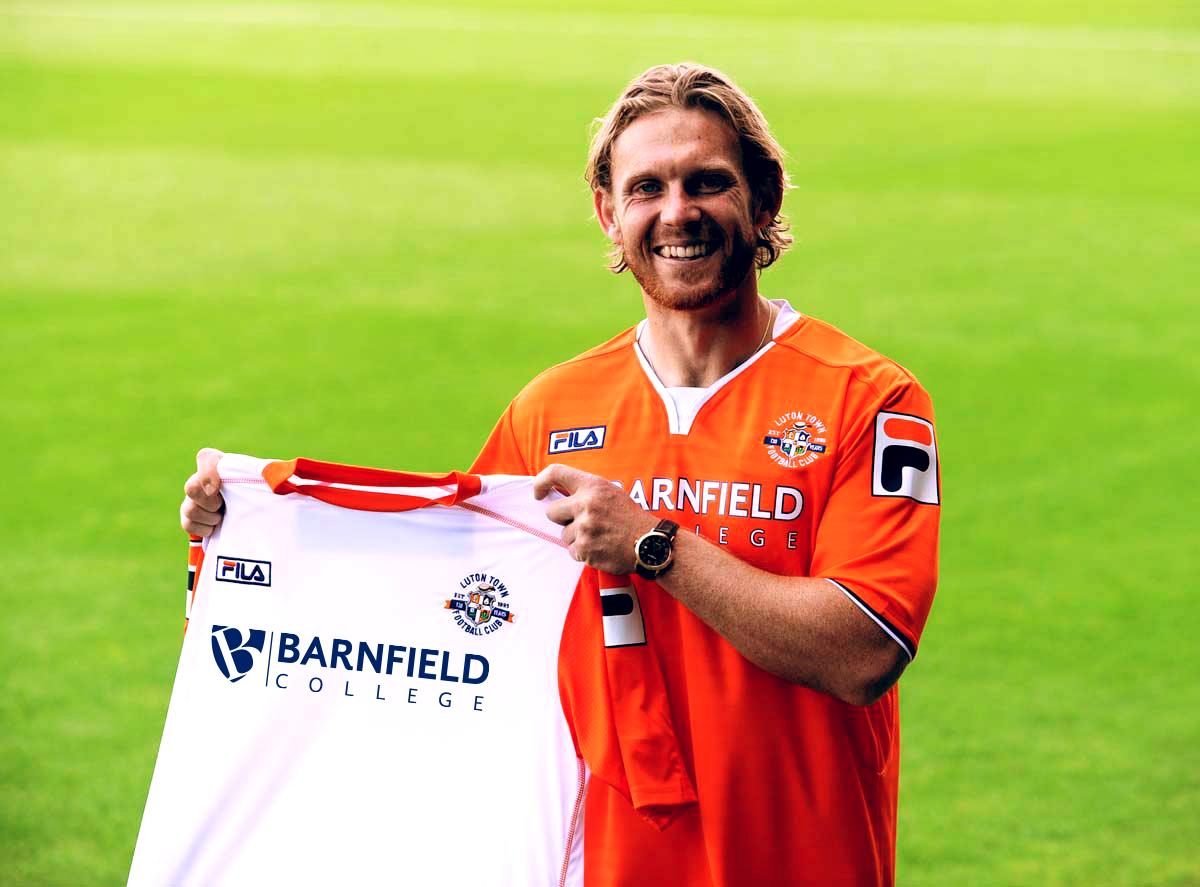 LutonTown's tweet photo. Please welcome our 11th signing of the summer - Craig Mackail-Smith! #COYH: http://t.co/3Rfg3rb8IA http://t.co/Ymc9x6xHnA