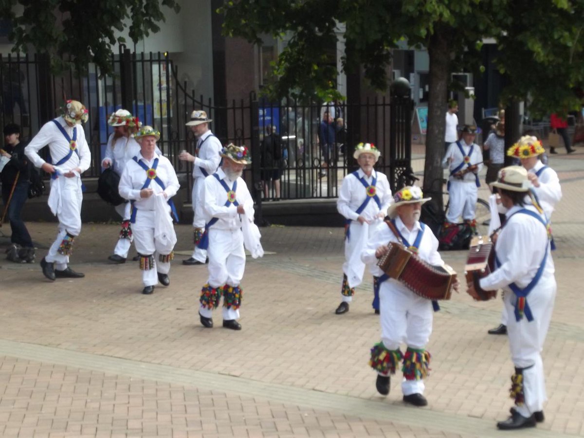 ellrbrown's tweet photo. Victoria Square #Birmingham morris dancers #1 #brumhour #100DaysofBrum #1stofAugust @BhamUpdates @brumpic http://t.co/A0lbKQ7ydw