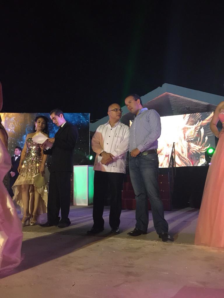 CarlosGaVe's tweet photo. #AstroFeriaRosita2015 Coronación con mi amigo @Cesar_Guty #GranVelada Felicidades Amigos! @RomeroCoello http://t.co/qVrNQCB9mq