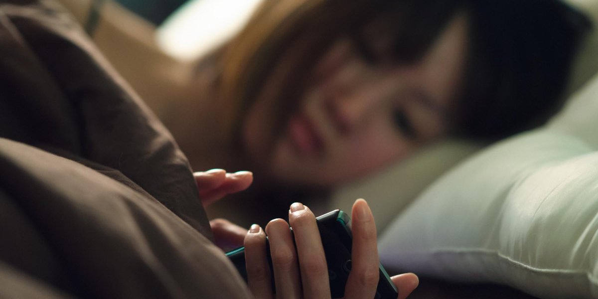 HuffPostKorea's tweet photo. 잠자기 전 컴퓨터나 태블릿PC, 스마트폰의 화면을 보는 것은 정말 치명적이다. 과학자들은 목숨이 달린 것처럼 피하라고 말한다. #전자책 http://t.co/KpuiHb89tp http://t.co/HzxWNBdGRo