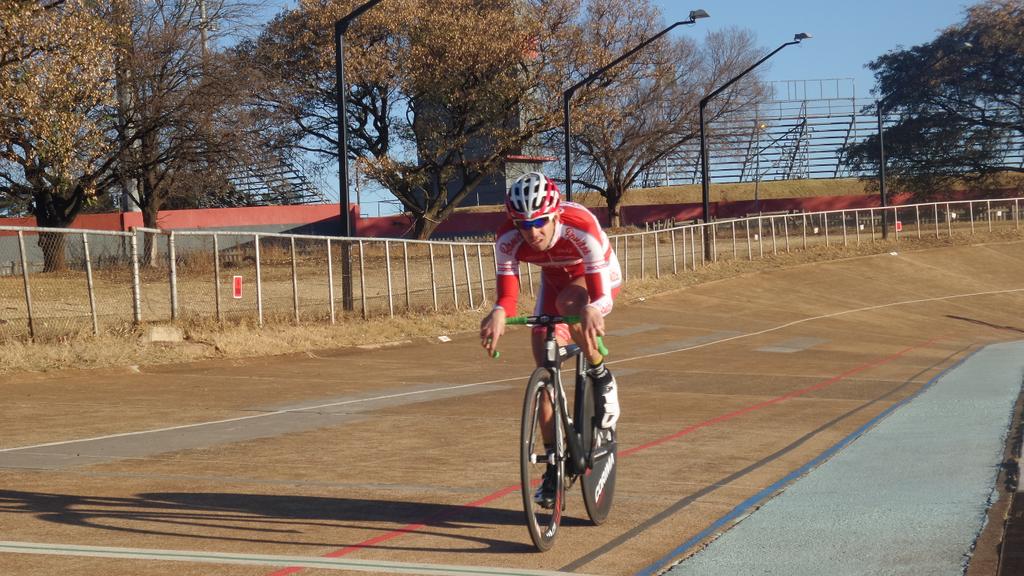 VWEtrackacademy's tweet photo. @dennisvaniekerk @BonitasCycling with a good gap http://t.co/fkD3245kYM
