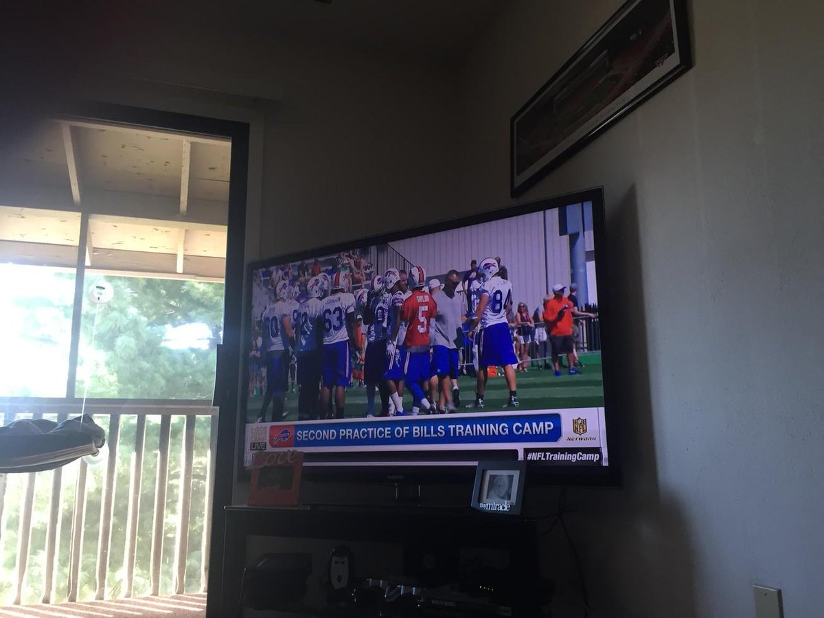 dowork88's tweet photo. @DHKaplan Tyrod or Ej. Who you got? #lazysaturday http://t.co/M4Uz99fJ2k