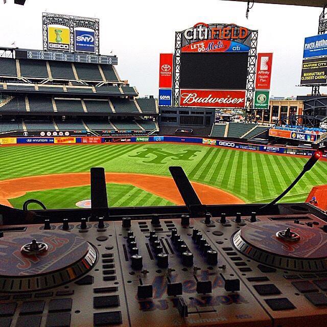 Numark's tweet photo. ๐ #EyeSpyNumark #NS7II at the NY METS Citi Field with @DjRazor http://t.co/4Lvp3jqdZm