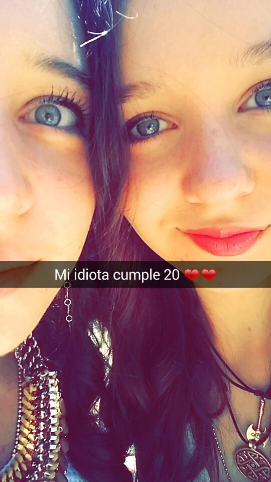 almaasong's tweet photo. Mi niña cumple 20 años! Pasalo muy bien tiñiendote las canas hermanita, te quiero idiota!❤❤ @marianr02 http://t.co/M8cxneOqrr