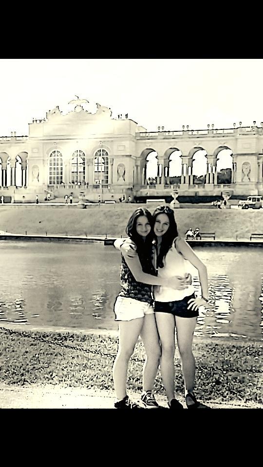 almaasong's tweet photo. Mi niña cumple 20 años! Pasalo muy bien tiñiendote las canas hermanita, te quiero idiota!❤❤ @marianr02 http://t.co/M8cxneOqrr