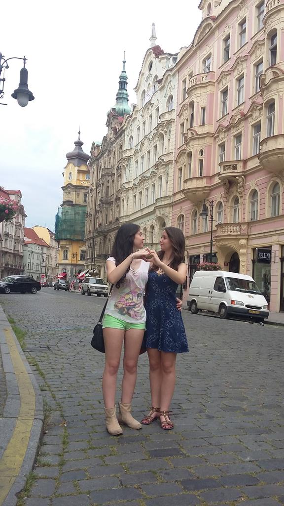 almaasong's tweet photo. Mi niña cumple 20 años! Pasalo muy bien tiñiendote las canas hermanita, te quiero idiota!❤❤ @marianr02 http://t.co/M8cxneOqrr