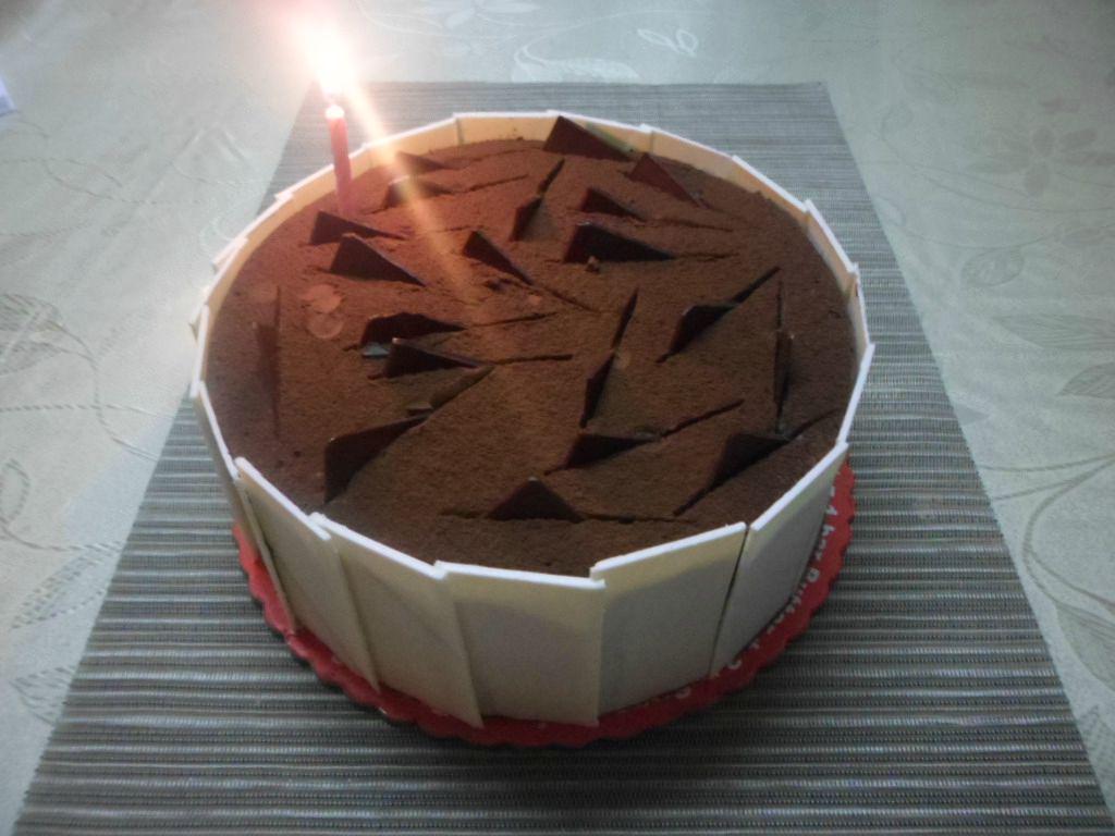 bevbalbieran's tweet photo. #cake2go Devil's Food Cheesecake/ good thing hindi kasing bad ng name ang taste hng http://t.co/3Lw0Sk6eAX