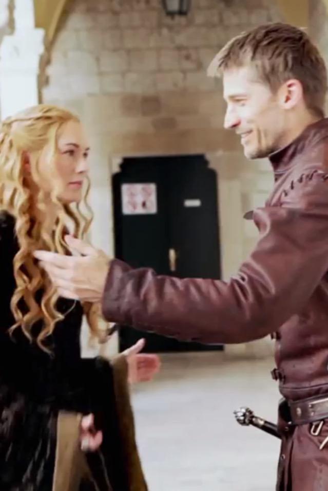 JaimeGoldLanni's tweet image. - Te van a cortar el pelo?
+ Al menos el pelo crece
- Qué golpe más bajo
+ Más que Tyrion?
- Eres mala
+ Y tú manco