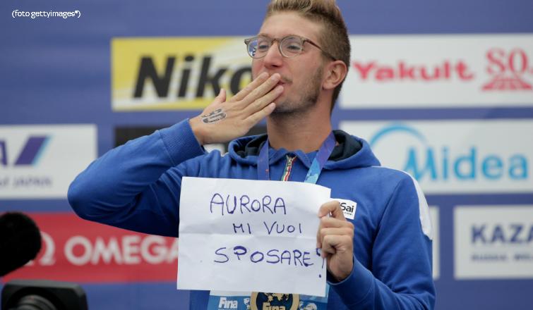 SkyTG24's tweet photo. Medaglia d'oro e proposta di nozze in diretta per il giovane azzurro #SimoneRuffini. Le foto: http://t.co/tpyLp5XHXT http://t.co/gjyAjJZqkn