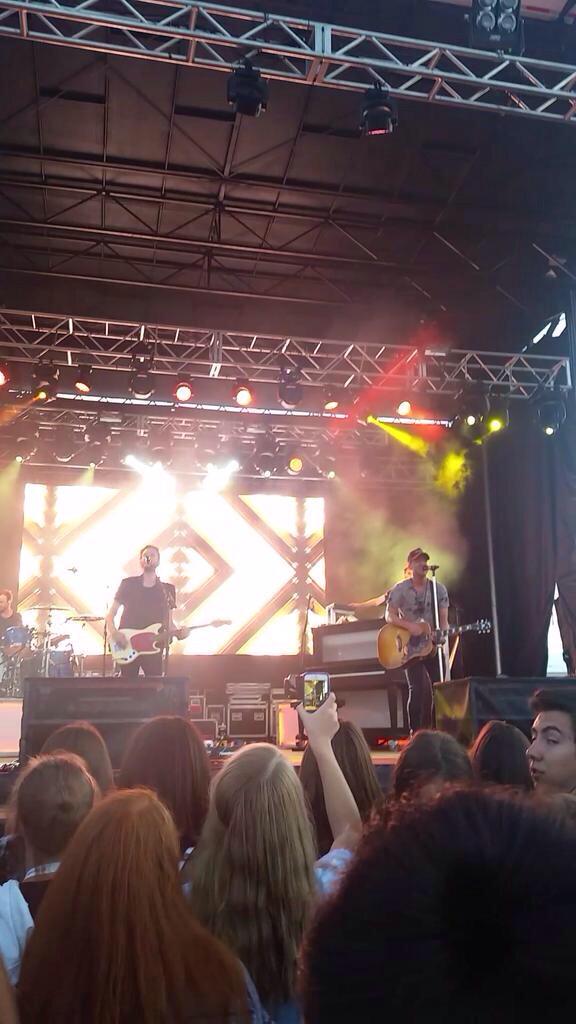 orepublicbrasil's tweet photo. OneRepublic se apresentou no evento de lanรงamento do Windows 10 ontem (31/07) no @ShopParkMeadows em Denver #Win10DEN http://t.co/q0T1nITw3s