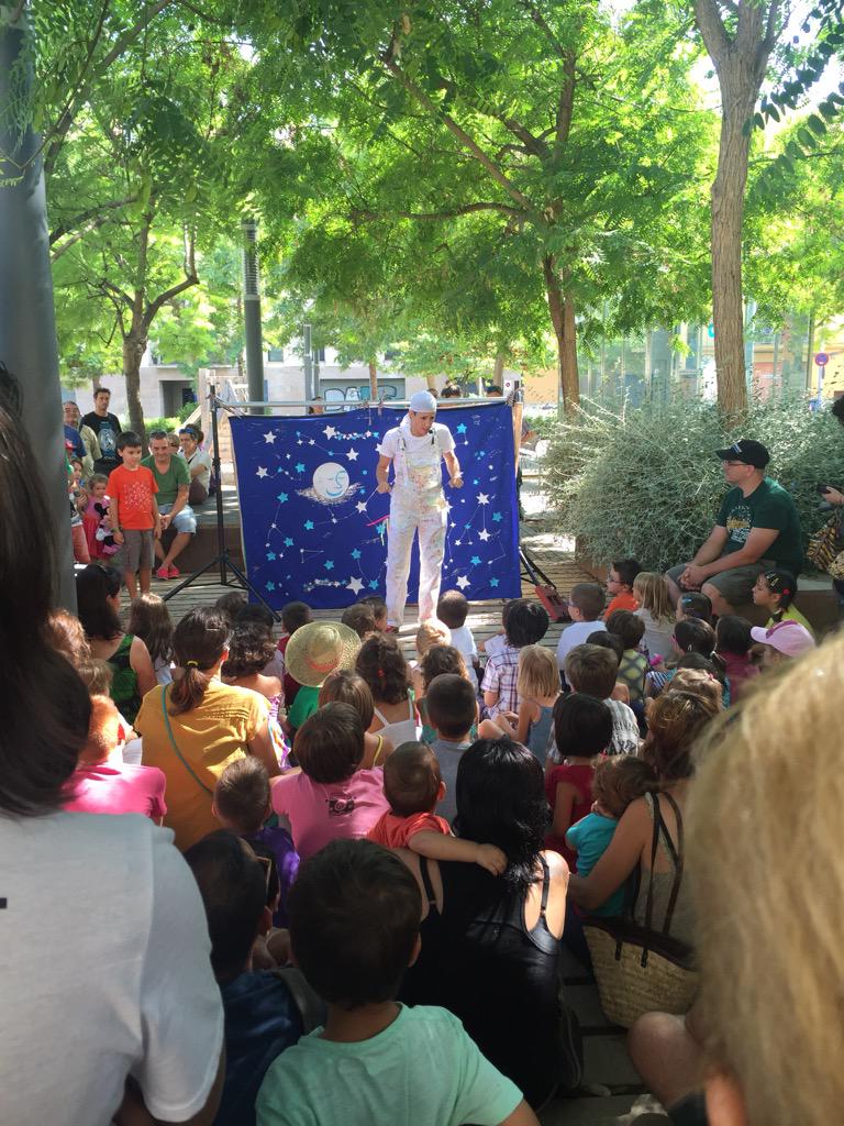 fmvng's tweet photo. Ton Toneta i els contes de la maleta. Titelles i teatre per nens a la Plaça de les Casernes. #fmvng15 http://t.co/FFNBlIorWs