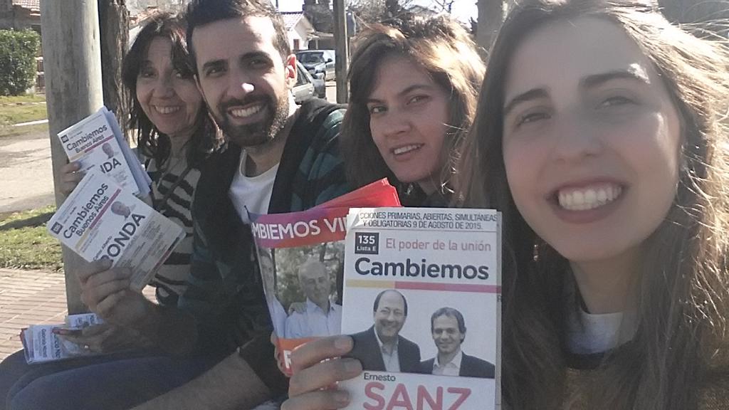 rodrironda's tweet photo. Repartiendo boletas! #AdelanteRadicales #Cambiemos http://t.co/1tgyP6495p