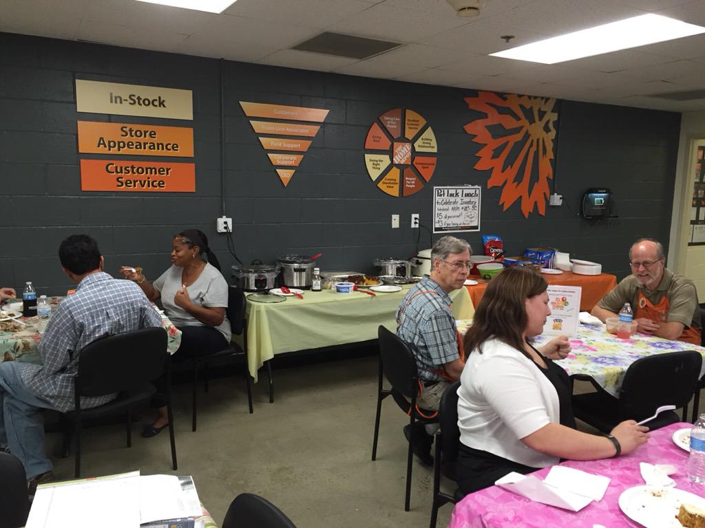 Homefield4282's tweet photo. We eat well in 2671! Thanks to all who cooked! Team Avon!@dennison_bryan @pgarcia3162015 @avonhd http://t.co/jKSgndu28K