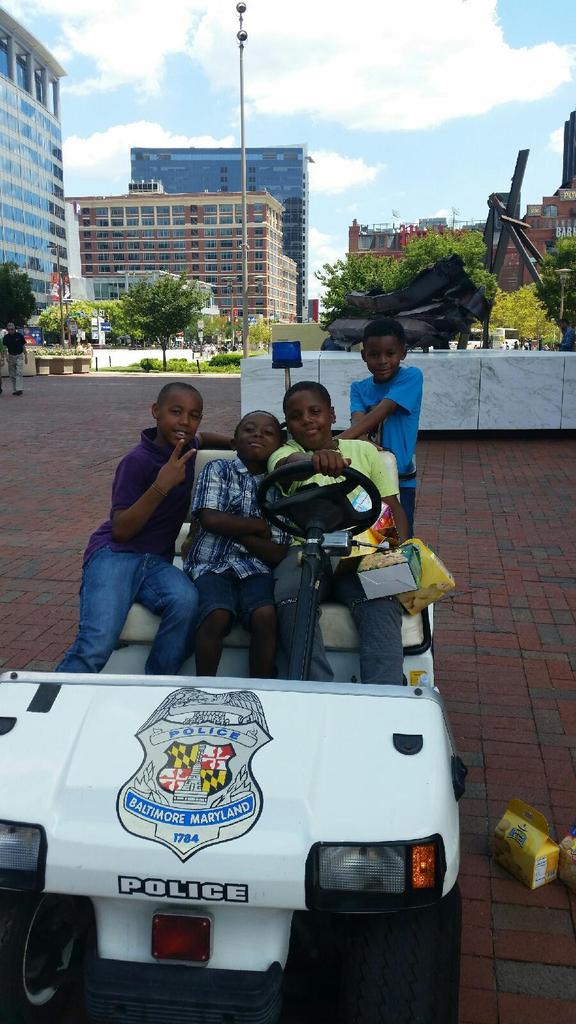BaltimorePolice's tweet photo. #selfiesaturday youth helping out with patrol around the #innerharbor.
#communitypolicing
#1Baltimore http://t.co/N8TXKXbB2Q
