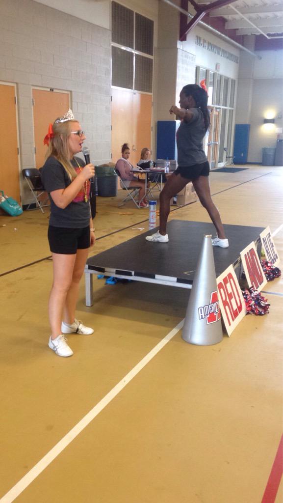 AmeriJarred's tweet photo. HI @AmeriMichelle on the Mic all dressed in bling #blinggoals http://t.co/Pn8C5Pdbmf