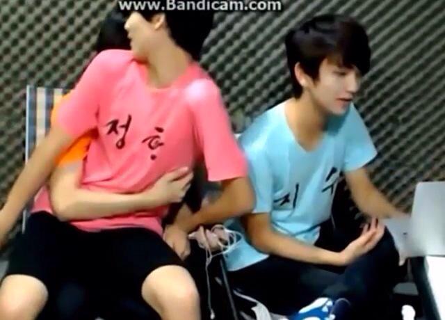 練習生時代の懐かしいイチャつきを見てみましょうwww 自分の膝の上に