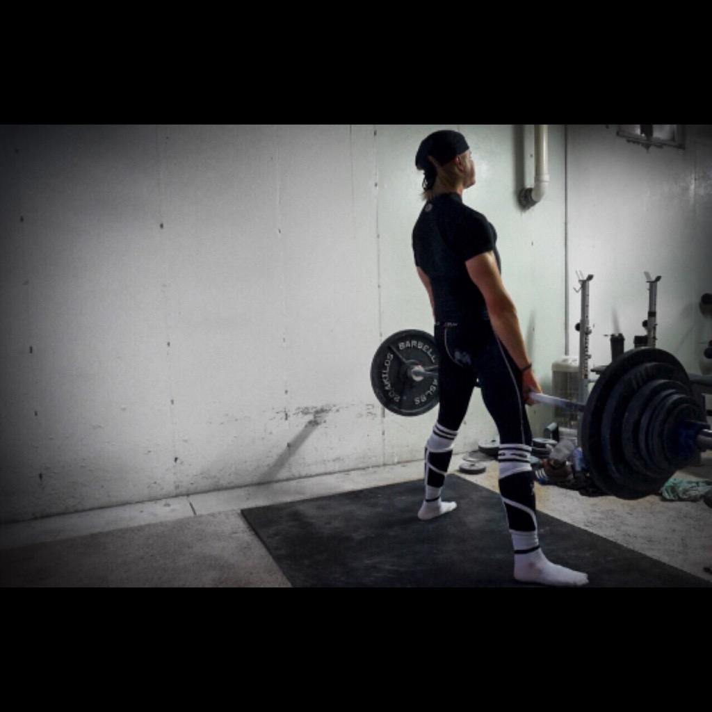 fausey14XG's tweet photo. Yep need to get more plates I can pull a lot more than 300lbs now 😂💪 #homegymproblems #powerlifting #fitfam http://t.co/RrT4H3oZXs