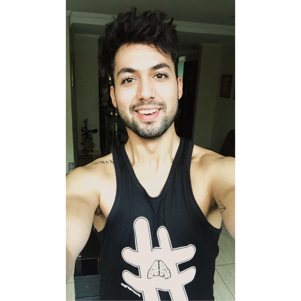 joshdiaz's tweet photo. I'm loving my new hashtag tank top! You can get yours with my creative peeps at @mente_propia 😎👍🏼 #ootd http://t.co/6BMELulrg5