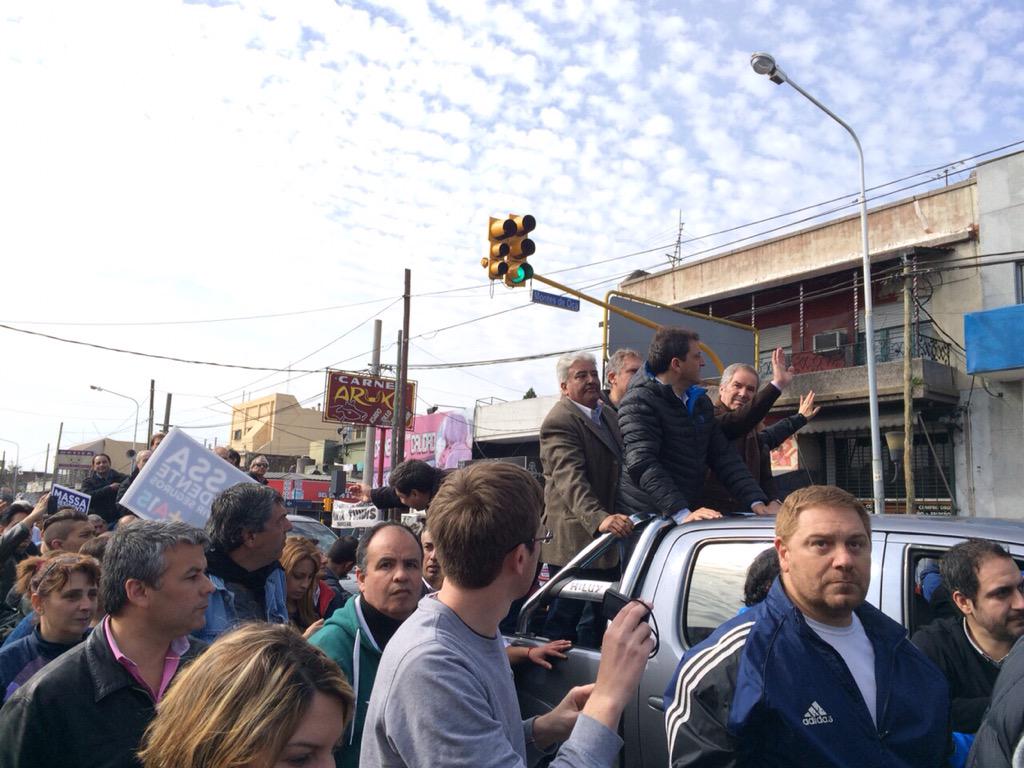MassaPrensa's tweet photo. Cada vez más vecinos en la Caravana de @SergioMassa minuto a minuto! #MassaEnLaMatanza http://t.co/HmWrVRp4Ve