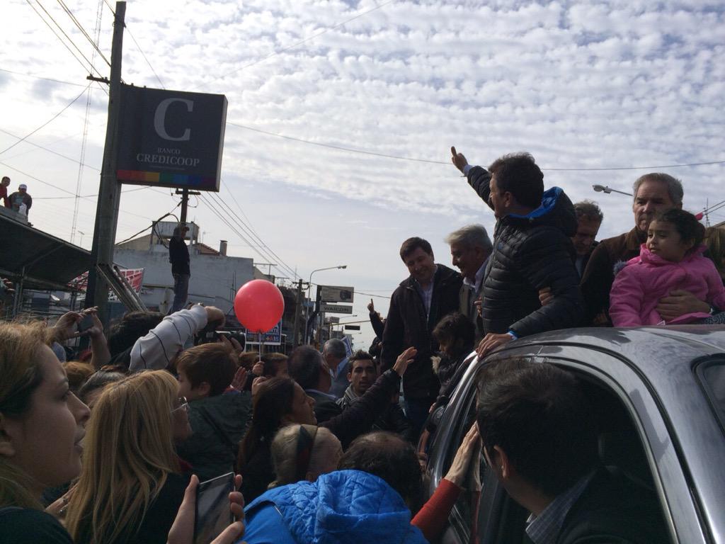 MassaPrensa's tweet photo. Cada vez más vecinos en la Caravana de @SergioMassa minuto a minuto! #MassaEnLaMatanza http://t.co/HmWrVRp4Ve