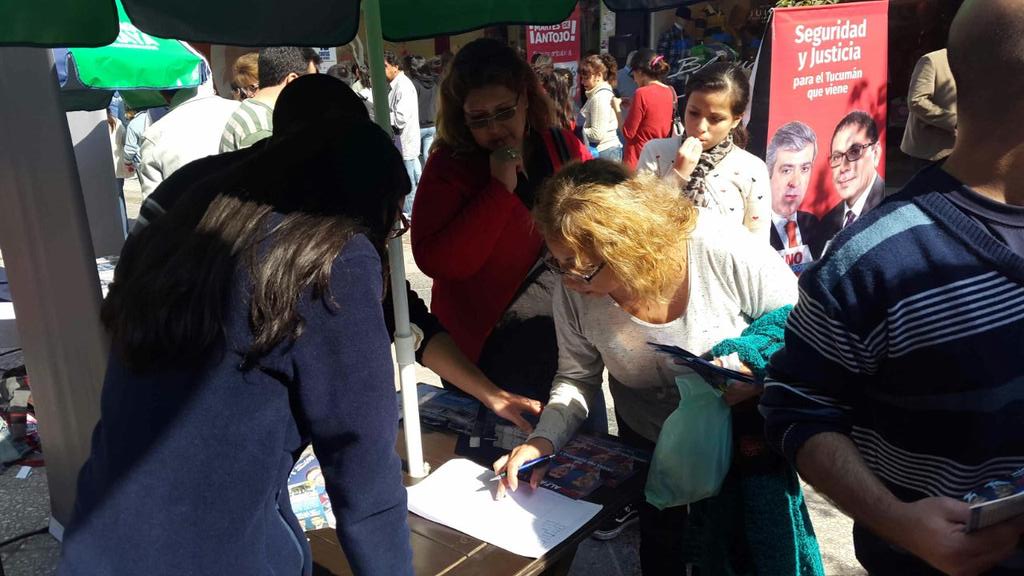 FerValdeztuc's tweet photo. Los candidatos de #La490 #LaListaDeCano estamos junto a la gente,llevando nuestras propuestas #UnidosPorTucumán http://t.co/5130g8KKoV