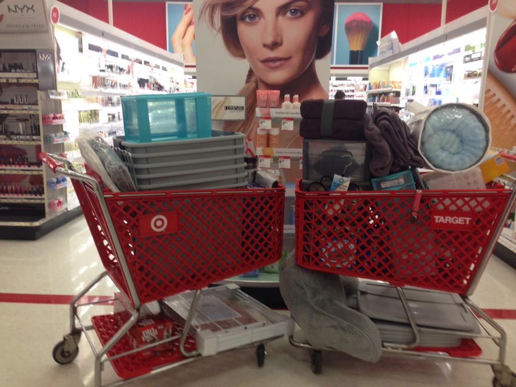 Atownsend15087's tweet photo. Me and @McCaitlin1 filling up our guest carts by helping a family shop for back to college #Team2172 #BasketSize http://t.co/YHEa37iKyQ