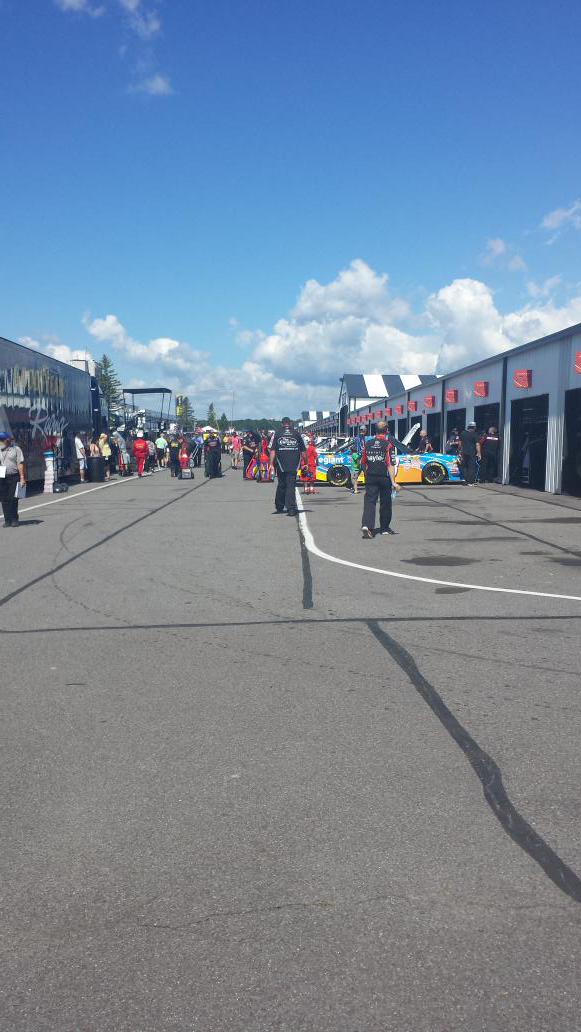 Race_divas's tweet photo. Busy day in the garages @poconoraceway #nascar http://t.co/nhwUFOSzLD