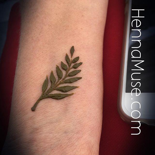 HennaMuse's tweet photo. Sweet and simple palm frond. She said it was to remind her of New Zealand. #hennamuse #realhenna #hennapro #fortway… http://t.co/uJkF44sAlm