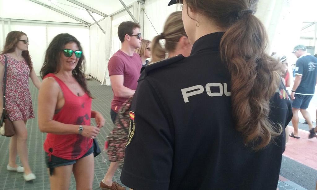 policia's tweet photo. Prevenimos la seguridad con intervenciones...Y protección a quien nos necesita: 091 Foto: llegada cruceros a Valencia http://t.co/v81fH53YVc
