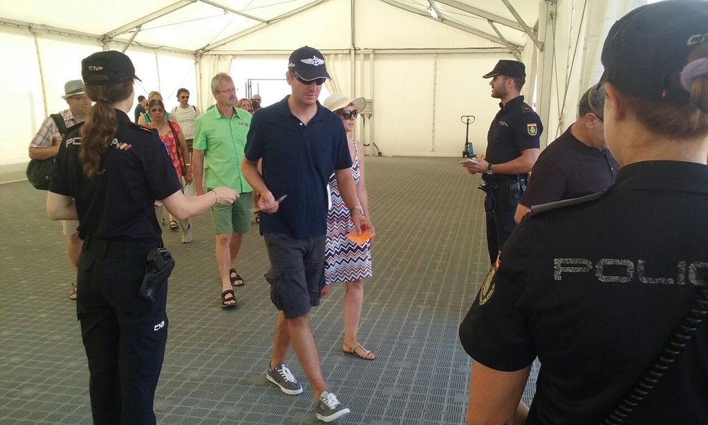 policia's tweet photo. Prevenimos la seguridad con intervenciones...Y protección a quien nos necesita: 091 Foto: llegada cruceros a Valencia http://t.co/v81fH53YVc