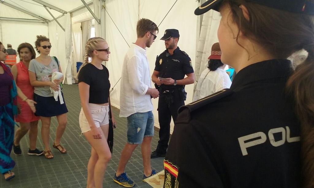 policia's tweet photo. Prevenimos la seguridad con intervenciones...Y protección a quien nos necesita: 091 Foto: llegada cruceros a Valencia http://t.co/v81fH53YVc