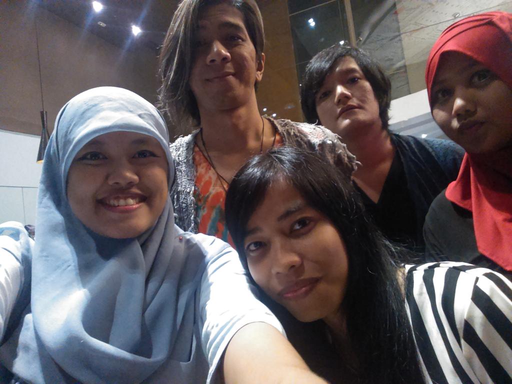 zebbyzara's tweet photo. Ceritanya nih gak tau kenapa kak @Anton_kelces hobi kali nyelip d blkng haha mau d ajakin selfie brdua dia ngilang 😑 http://t.co/q2YxBYp2WQ