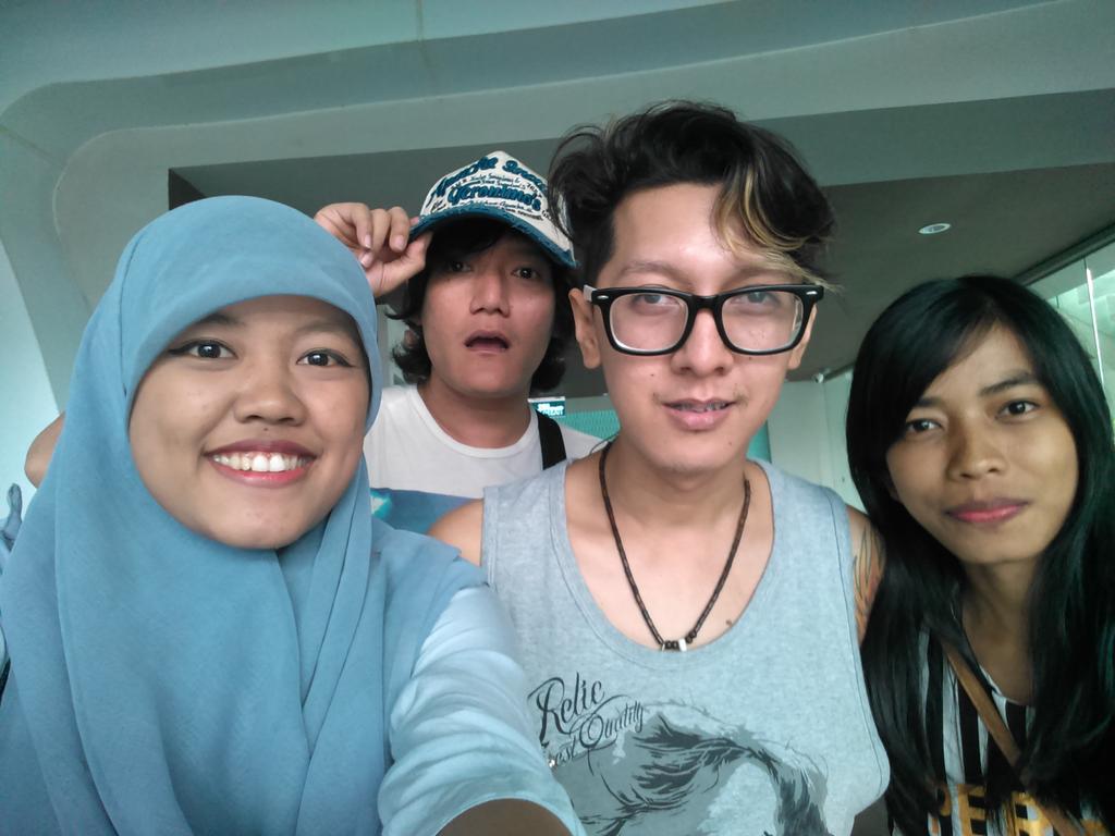 zebbyzara's tweet photo. Ceritanya nih gak tau kenapa kak @Anton_kelces hobi kali nyelip d blkng haha mau d ajakin selfie brdua dia ngilang 😑 http://t.co/q2YxBYp2WQ