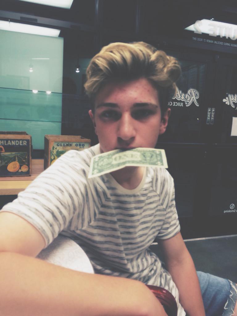 nipman1's tweet photo. when ur mom gives u your allowance #trapaf http://t.co/1L39kkHp0W