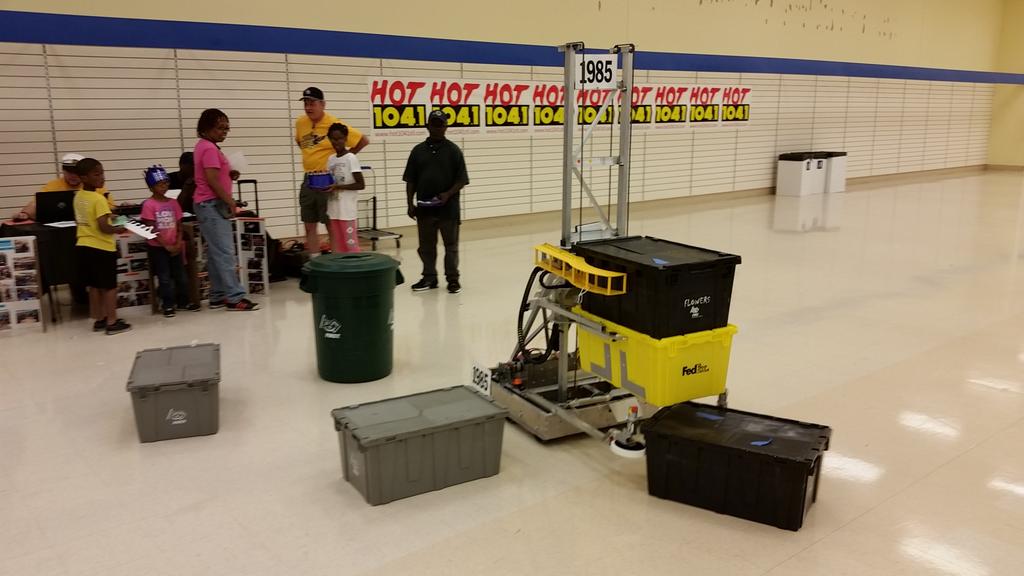 md_mcclellan's tweet photo. @team2408 and CHS Robohawks showing off at @HazelwoodSD Back to School Fair. #hsdstem http://t.co/uUNrUmv5Lt