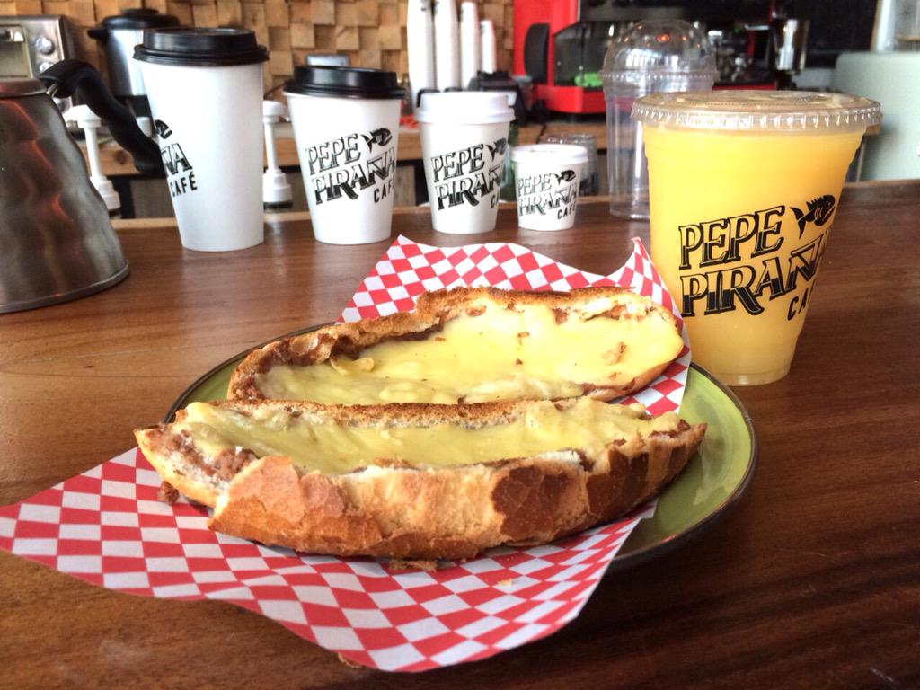 Ven a probar nuestros deliciosos molletes, acompañados de un jugo 100% natural!!