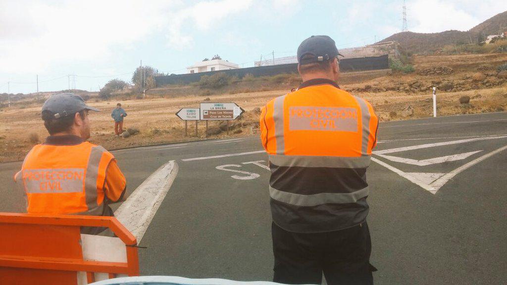 PCTelde's tweet photo. Continuamos en la tarde de hoy dando cobertura preventiva diferentes #TC #RCT2015 #Telde. http://t.co/rIR2xZakPU