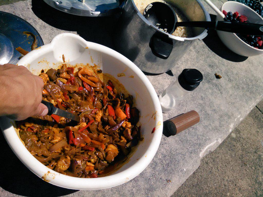 FNBind's tweet image. Delicious #SaturdayShare! Stir fry &amp;amp; #organic blueberry-raspberry-mix about gone, come get some after #massavecrit