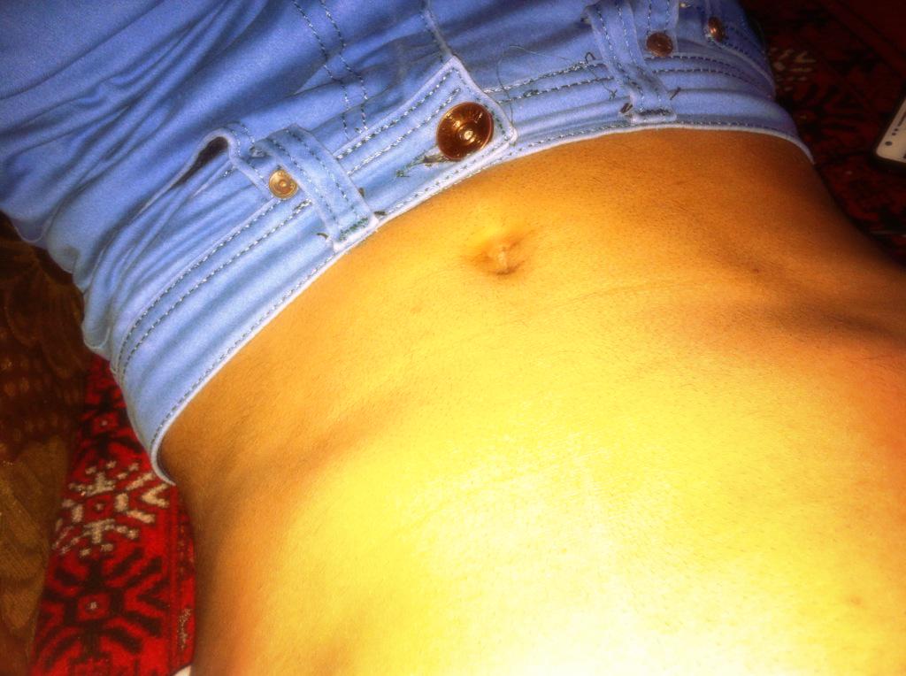 بطني من يلحسهه