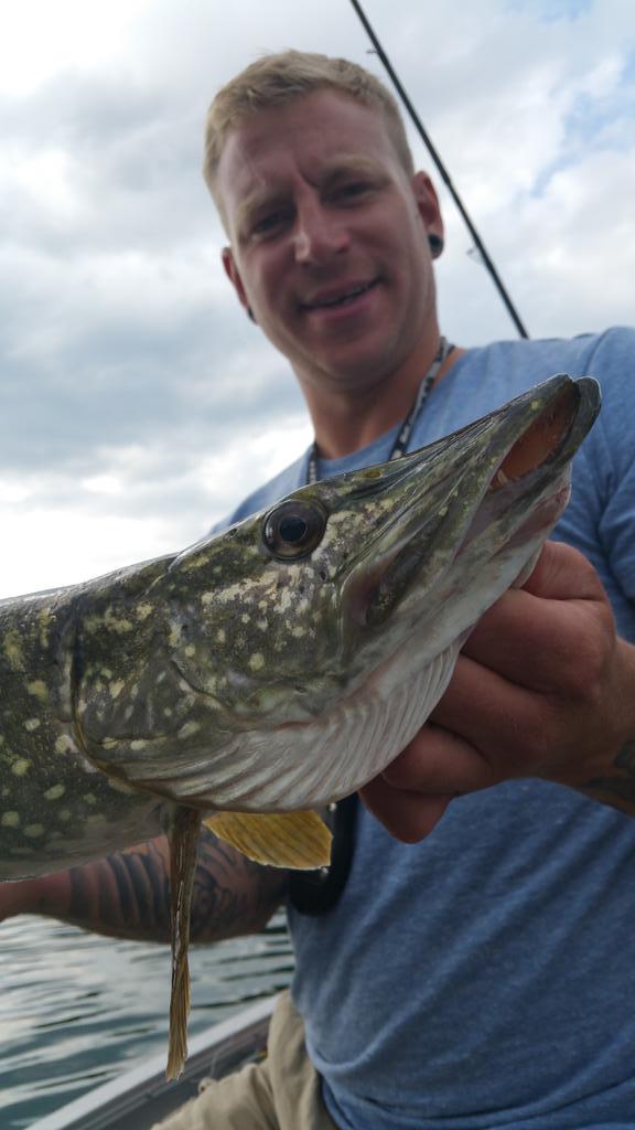 Kaum ein paar Meter mit dem Boot unterwegs und Mike hat den ersten #Hecht überlistet