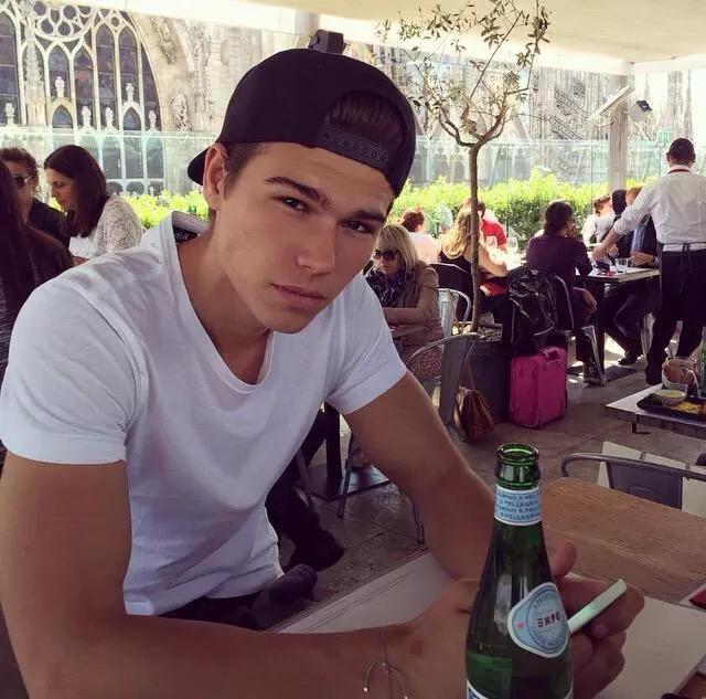 angelinarpgsscl's tweet image. 1 ou 2?