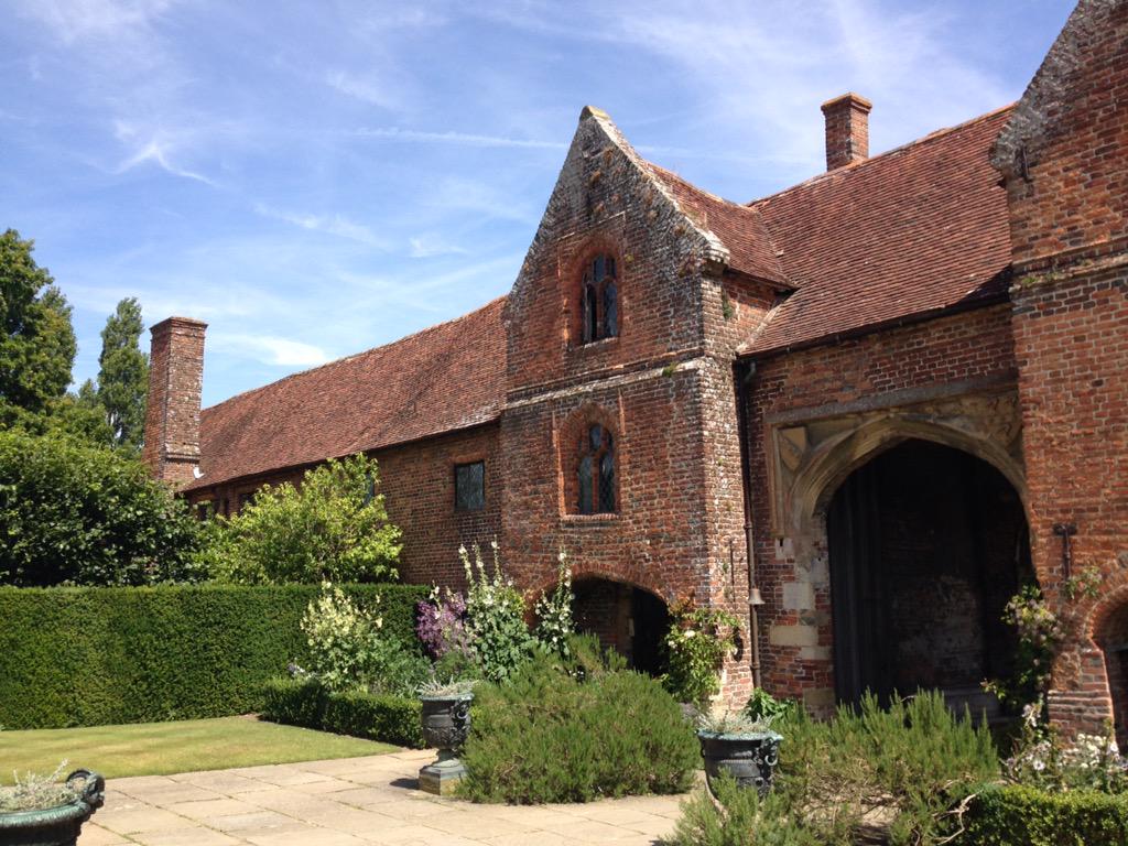 katemmars's tweet photo. Gorgeous day for a visit to the beautiful #gardens at @SissinghurstNT #Kent #NationalTrust http://t.co/mRlNFcz2Sr