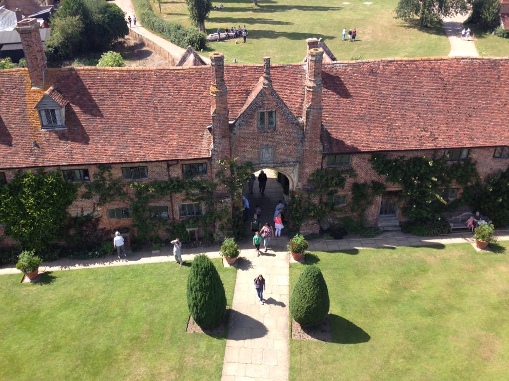katemmars's tweet photo. Gorgeous day for a visit to the beautiful #gardens at @SissinghurstNT #Kent #NationalTrust http://t.co/mRlNFcz2Sr