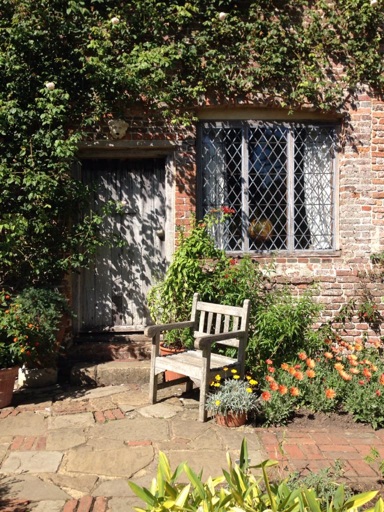 katemmars's tweet photo. Gorgeous day for a visit to the beautiful #gardens at @SissinghurstNT #Kent #NationalTrust http://t.co/mRlNFcz2Sr