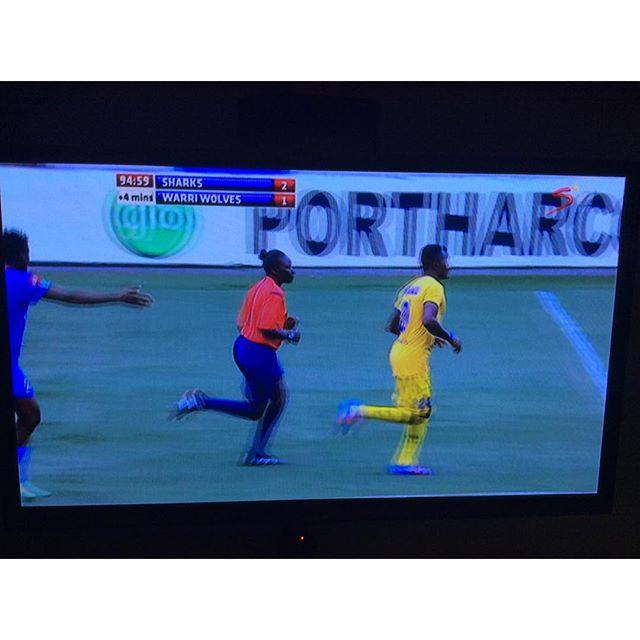 ColinUdoh's tweet photo. Woman ref officiating Nigeria Premier League game #GloPL #ProudOfOurWomen http://t.co/aUXtGMqvcN http://t.co/XW1tUOppSD
